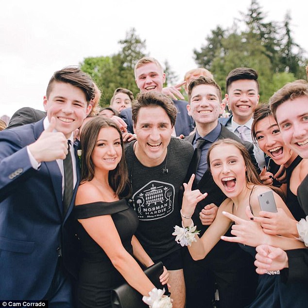 dang chay bo thu tuong dien trai cua canada bi keo vao chup anh cung dan trai xinh gai dep