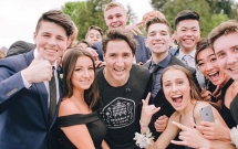 dang chay bo thu tuong dien trai cua canada bi keo vao chup anh cung dan trai xinh gai dep