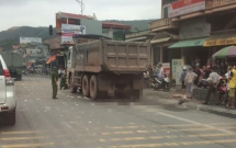 quang ninh nguoi phu nu chet tham duoi gam xe tai