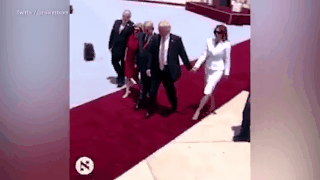 de nhat phu nhan my tu choi nam tay ong trump khi vua buoc xuong may bay