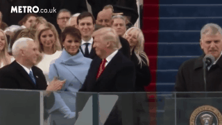 de nhat phu nhan my tu choi nam tay ong trump khi vua buoc xuong may bay