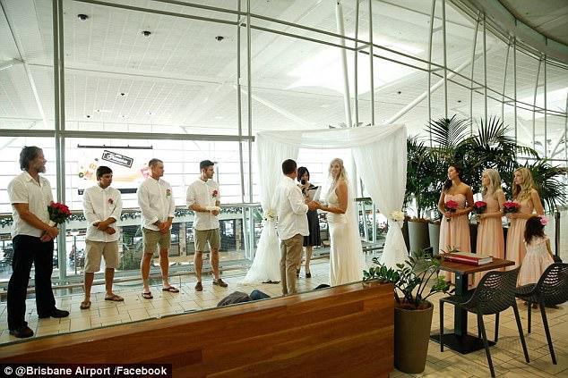 bat chap dam dong hon loan do truc trac ky thuat mot cap doi da to chuc le cuoi ngay tai san bay cua uc