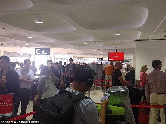 bat chap dam dong hon loan do truc trac ky thuat mot cap doi da to chuc le cuoi ngay tai san bay cua uc