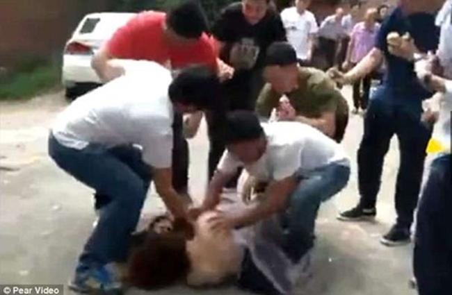 thay co phu dau xinh dep nhom ban cua chu re tranh thu sam so tap the va cai ket dang
