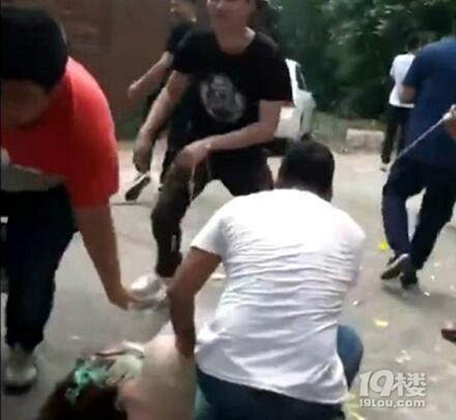 thay co phu dau xinh dep nhom ban cua chu re tranh thu sam so tap the va cai ket dang