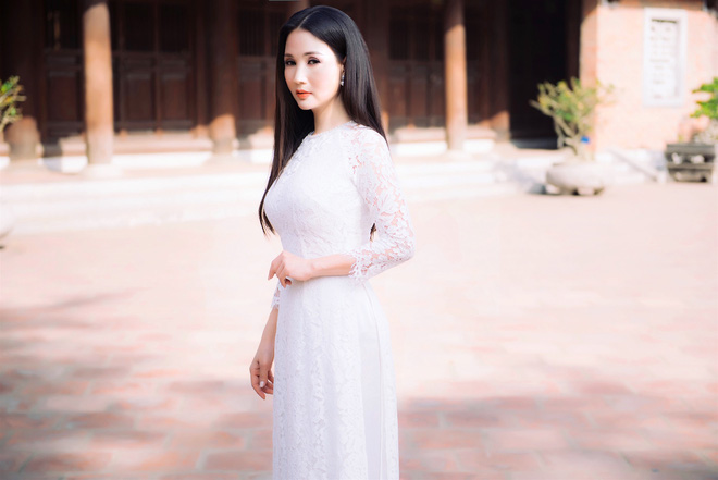 hoa hau quy ba suong dang diu dang voi ao dai