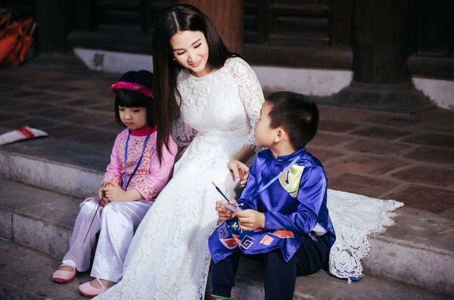 hoa hau quy ba suong dang diu dang voi ao dai