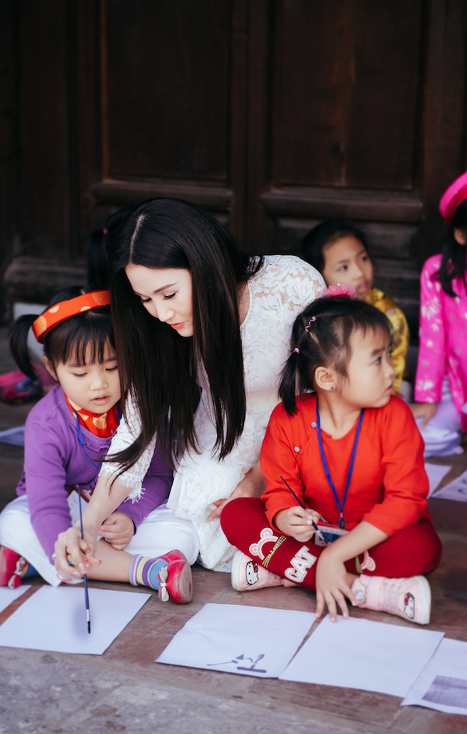 hoa hau quy ba suong dang diu dang voi ao dai