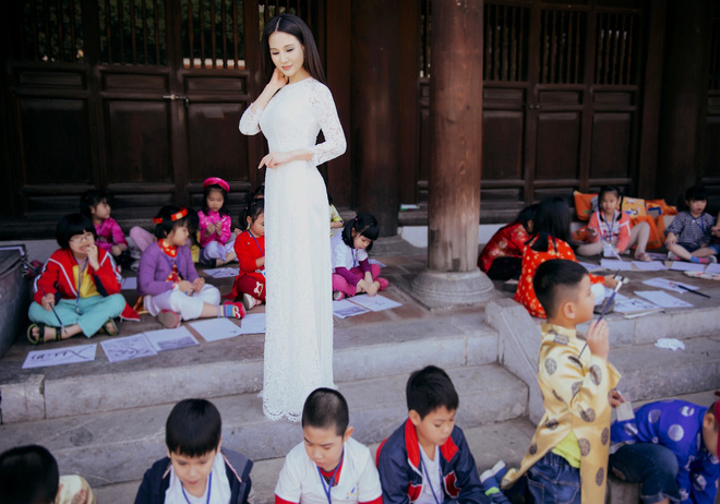hoa hau quy ba suong dang diu dang voi ao dai
