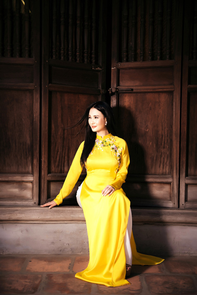 hoa hau quy ba suong dang diu dang voi ao dai