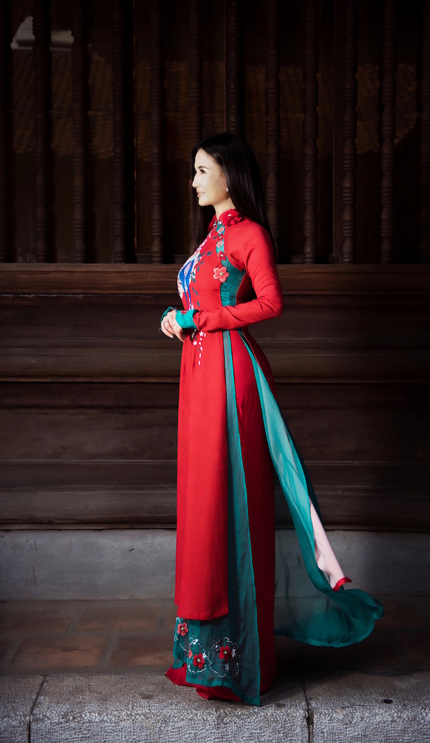 hoa hau quy ba suong dang diu dang voi ao dai