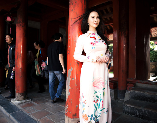 hoa hau quy ba suong dang diu dang voi ao dai