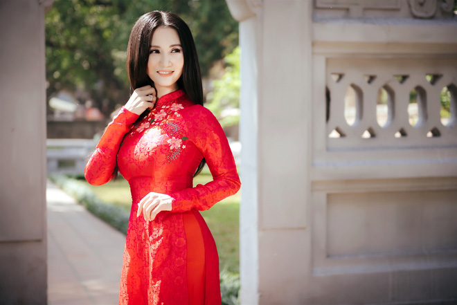 hoa hau quy ba suong dang diu dang voi ao dai