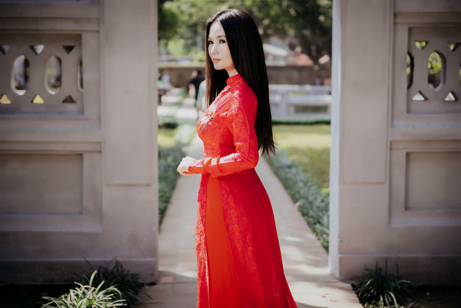 hoa hau quy ba suong dang diu dang voi ao dai