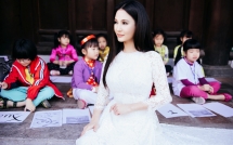 hoa hau quy ba suong dang diu dang voi ao dai