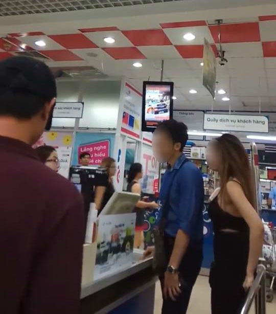 thanh nien chen ngang hang trong sieu thi mang nguoi khac nha que con minh qua sang qua dang hoang