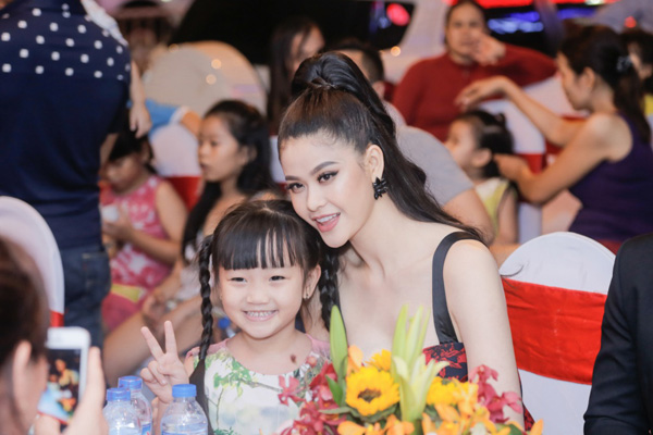 sau on ao hon nhan truong quynh anh bong xuat hien voi phan cam dai khac la