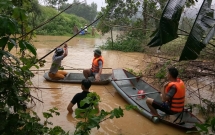 mua lon tai ha tinh cu ong 70 tuoi bi say chan roi xuong khe suoi mat tich