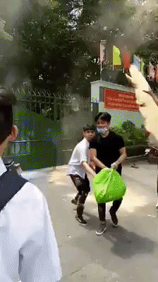 sau le be giang nhom hoc sinh cap 3 o sai gon thi nhau nem bom son bot mau vao trong san truong