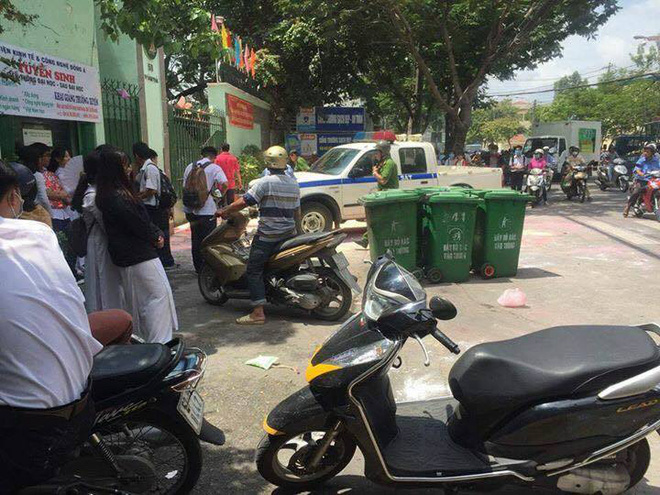 sau le be giang nhom hoc sinh cap 3 o sai gon thi nhau nem bom son bot mau vao trong san truong