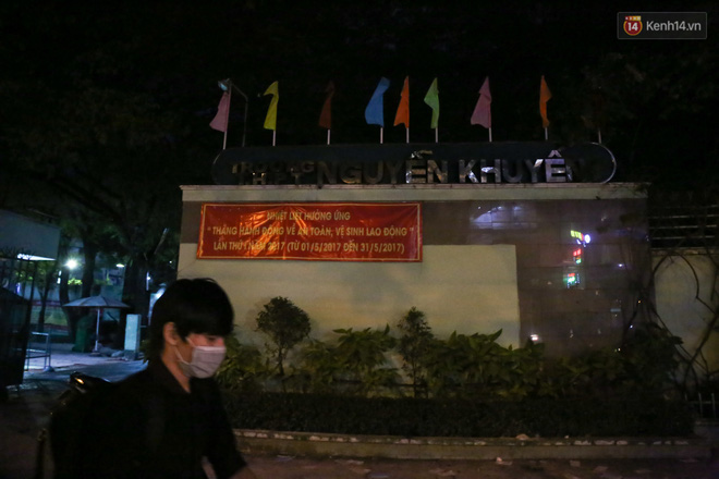 sau le be giang nhom hoc sinh cap 3 o sai gon thi nhau nem bom son bot mau vao trong san truong