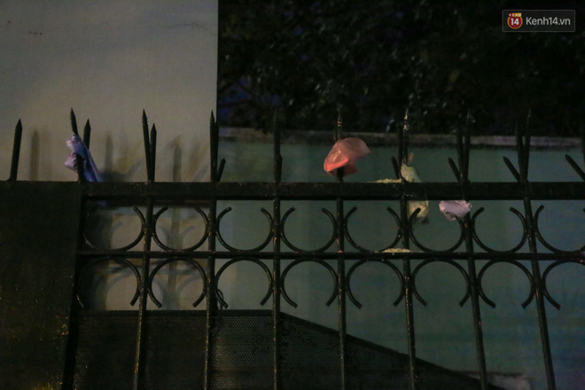 sau le be giang nhom hoc sinh cap 3 o sai gon thi nhau nem bom son bot mau vao trong san truong