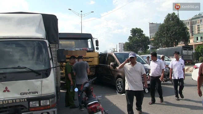 6 xe o to tong nhau lien hoan roi dinh chat tren duong pho sai gon giao thong hon loan