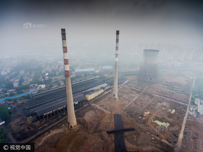 trung quoc pha do nha may nhiet dien ca ngon thap cao bang toa nha 60 tang do sap trong vai giay ngan ngui