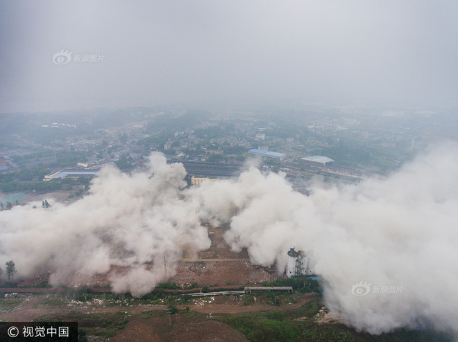 trung quoc pha do nha may nhiet dien ca ngon thap cao bang toa nha 60 tang do sap trong vai giay ngan ngui