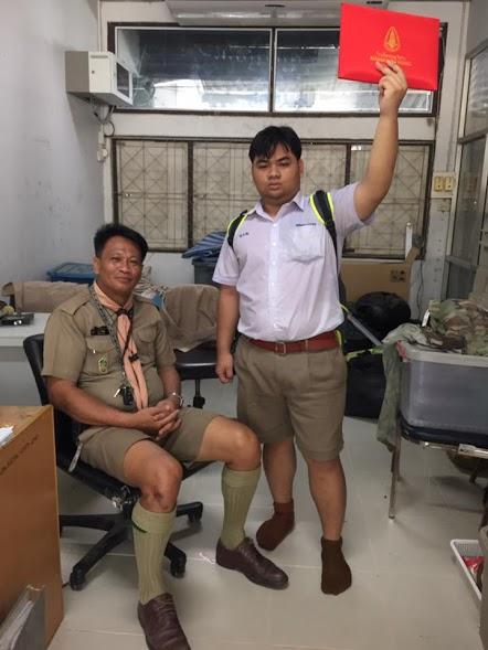 thanh nien ba dao vac bang tot nghiep di khap tinh chup anh an mung hoc xong cap 3