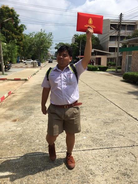 thanh nien ba dao vac bang tot nghiep di khap tinh chup anh an mung hoc xong cap 3