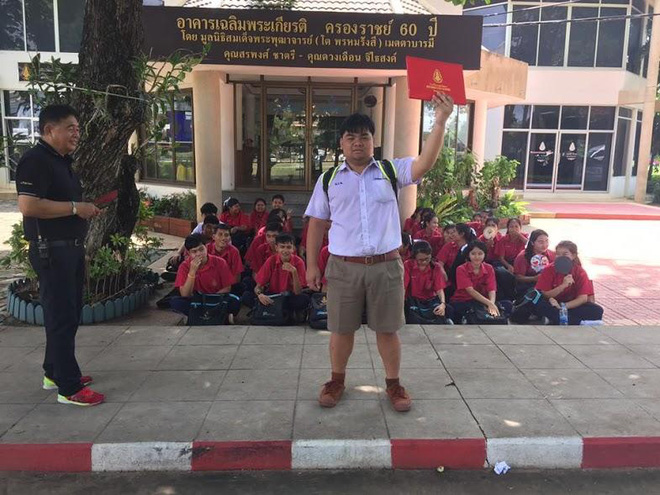 thanh nien ba dao vac bang tot nghiep di khap tinh chup anh an mung hoc xong cap 3