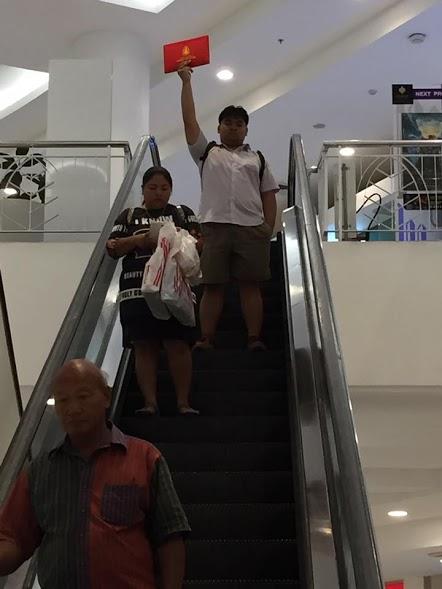 thanh nien ba dao vac bang tot nghiep di khap tinh chup anh an mung hoc xong cap 3