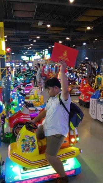 thanh nien ba dao vac bang tot nghiep di khap tinh chup anh an mung hoc xong cap 3