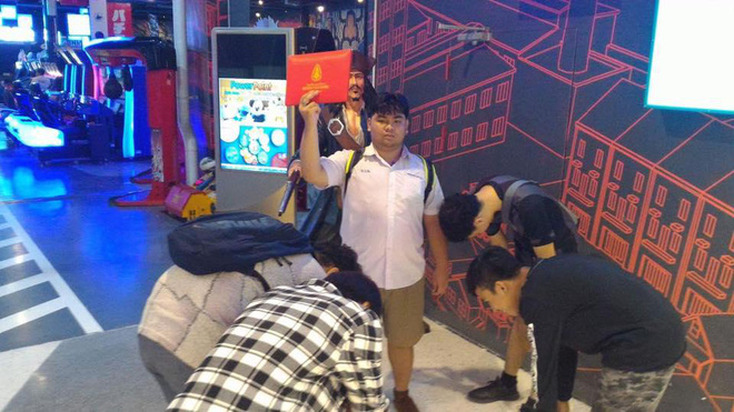 thanh nien ba dao vac bang tot nghiep di khap tinh chup anh an mung hoc xong cap 3