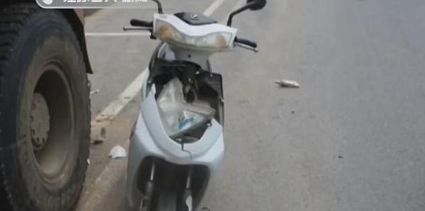 dan mat vao dien thoai co gai tre phai khau 30 mui sau cu va cham manh voi xe tai