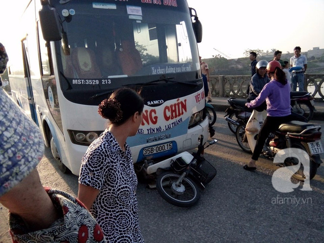 ninh binh o to khach dam trung 2 nguoi dan ong khien mot nguoi tu vong tai cho nguoi con lai vang xuong song