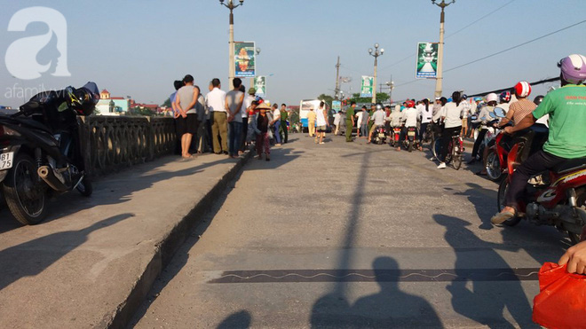 ninh binh o to khach dam trung 2 nguoi dan ong khien mot nguoi tu vong tai cho nguoi con lai vang xuong song