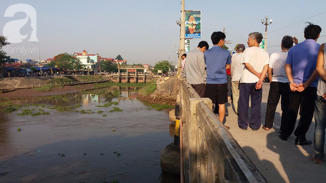 ninh binh o to khach dam trung 2 nguoi dan ong khien mot nguoi tu vong tai cho nguoi con lai vang xuong song