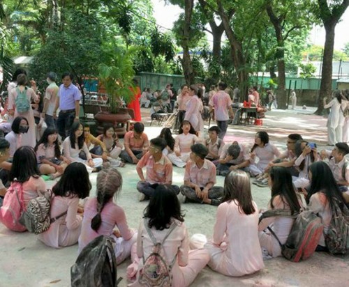 nhom hoc sinh nem bom son bot mau vao truong cau tra loi bat ngo tu nha truong