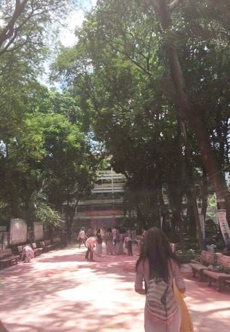 nhom hoc sinh nem bom son bot mau vao truong cau tra loi bat ngo tu nha truong