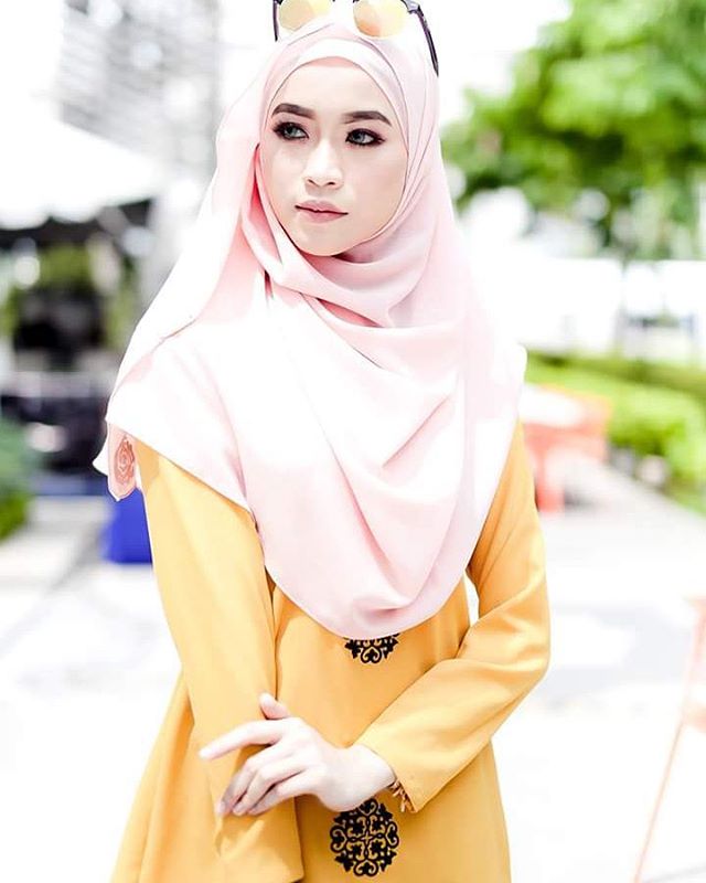 nu giao vien don do hoc sinh va nguoi dung mang boi ve xinh dep cung phong cach thoi trang an tuong