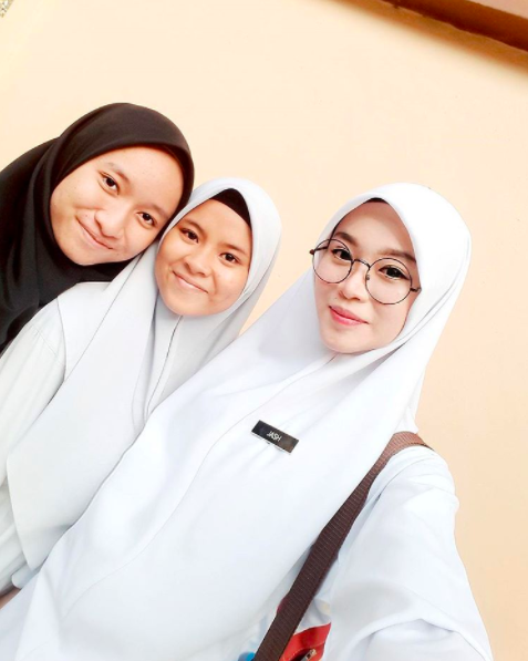 nu giao vien don do hoc sinh va nguoi dung mang boi ve xinh dep cung phong cach thoi trang an tuong