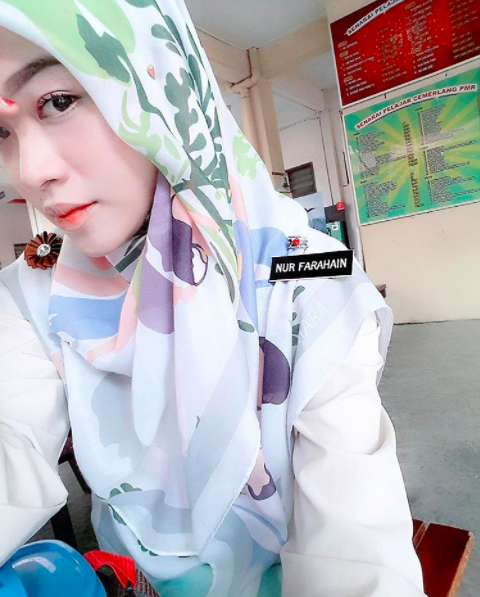 nu giao vien don do hoc sinh va nguoi dung mang boi ve xinh dep cung phong cach thoi trang an tuong