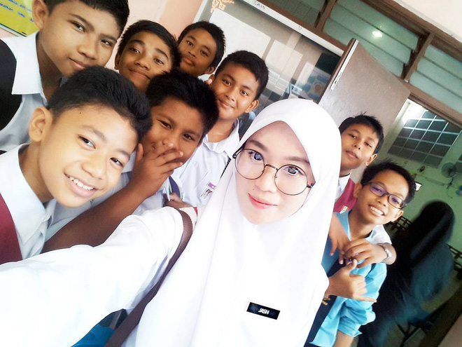 nu giao vien don do hoc sinh va nguoi dung mang boi ve xinh dep cung phong cach thoi trang an tuong