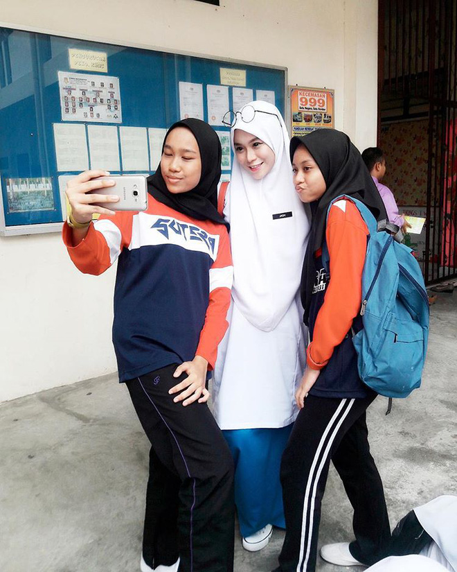 nu giao vien don do hoc sinh va nguoi dung mang boi ve xinh dep cung phong cach thoi trang an tuong