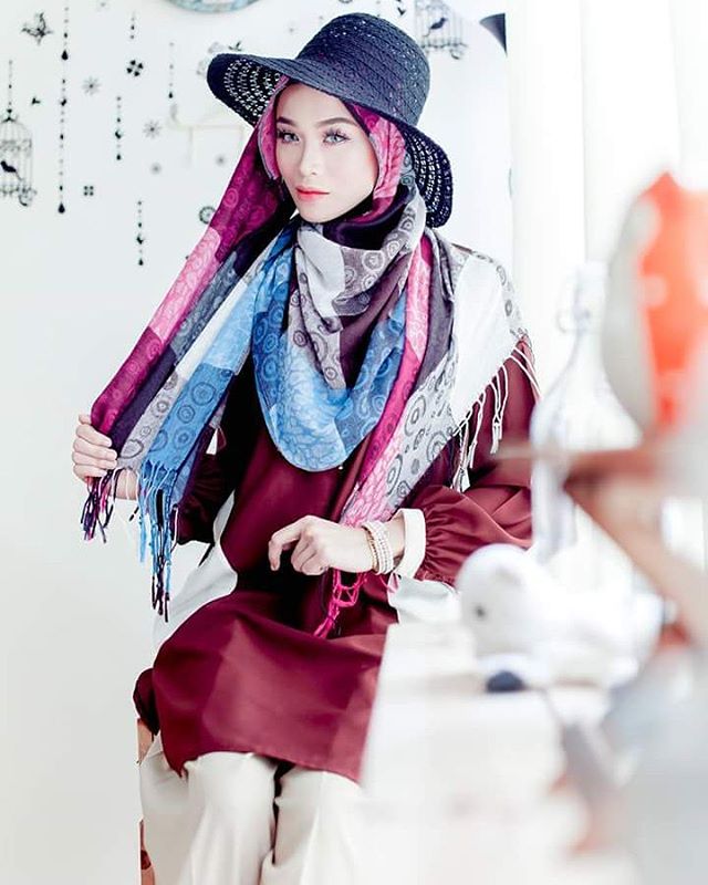 nu giao vien don do hoc sinh va nguoi dung mang boi ve xinh dep cung phong cach thoi trang an tuong