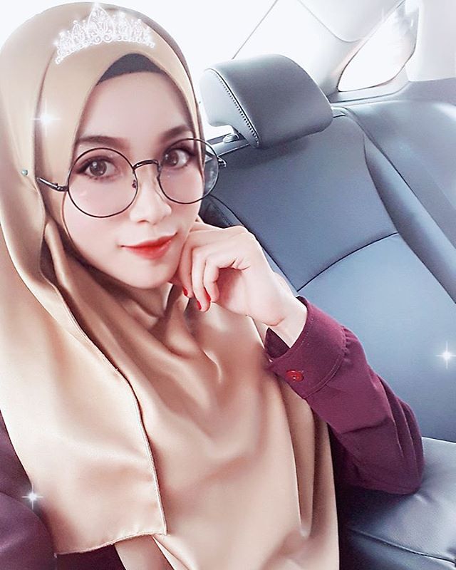 nu giao vien don do hoc sinh va nguoi dung mang boi ve xinh dep cung phong cach thoi trang an tuong