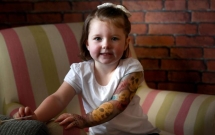 muon ngau nhu bo me be gai 3 tuoi tau hinh xam kin tay that oach