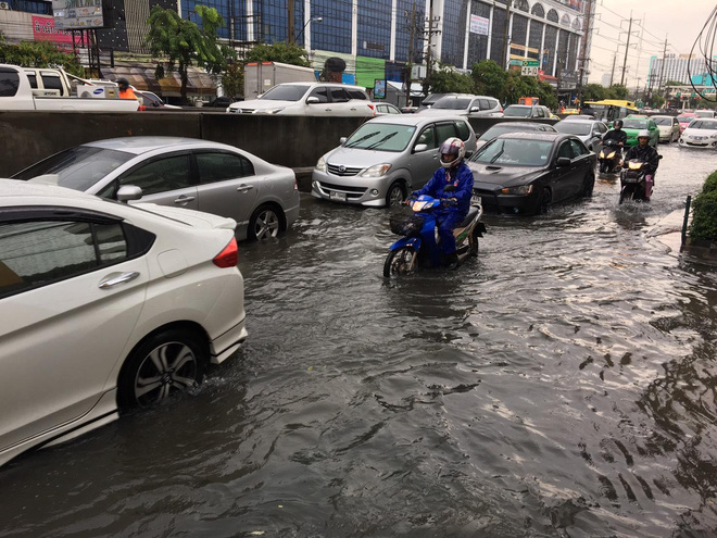 chan canh ngap lut dam de o bangkok dan mang ho bien con duong nuoc den ngom thanh dong bien xanh ngat
